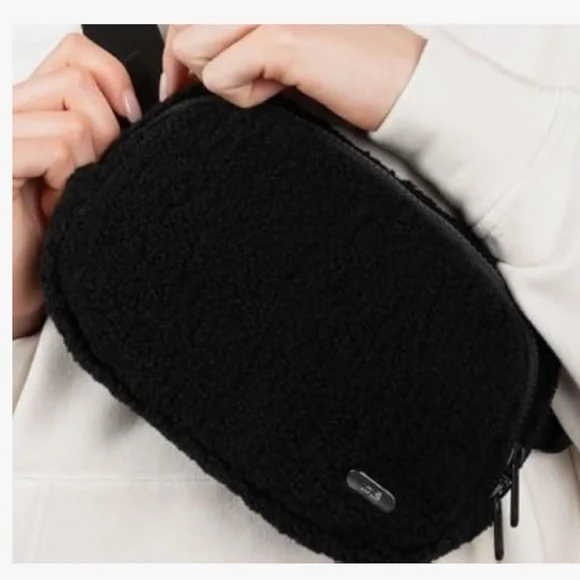 LOLË Convertible Fleece Belt Bag, Cross Body Design, Unisex, Black NWT AUTHENTIC - Picture 7 of 8